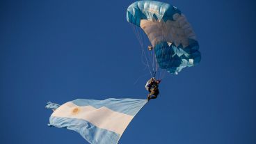 Uno de los paracaidistas que se pudo ver en la tarde del domingo en San Lorenzo.