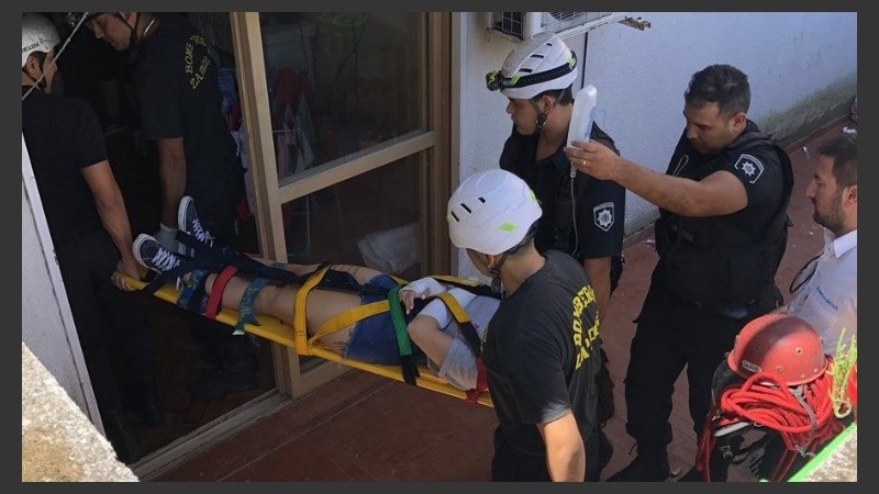La joven fue retirada en camilla por personal de Bomberos y Sies.