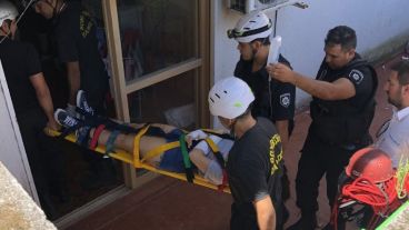 La joven fue retirada en camilla por personal de Bomberos y Sies.