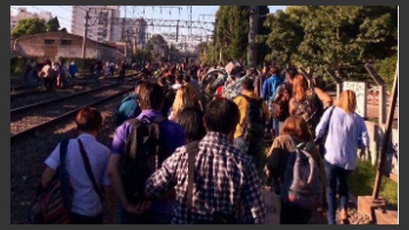 Los pasajeros tuvieron que terminar el camino caminando. 