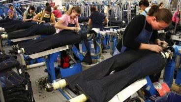 Los textiles remarcan que el problema principal es la caída del consumo.