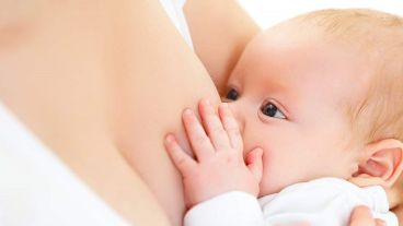 "Mientras se pueda sostener la lactancia materna pura, hay que intentarlo", según la Dr. Martorano.
