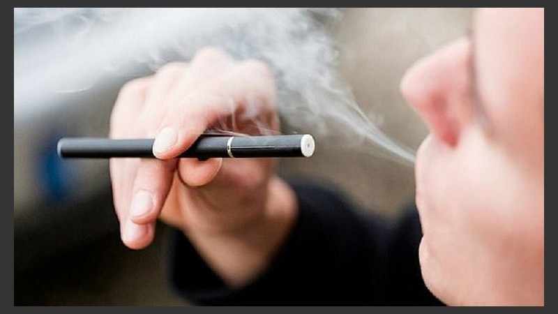 El vapor del cigarrillo electrónico contiene muchas toxinas y ejerce efectos biológicos potencialmente adversos en las células humanas.