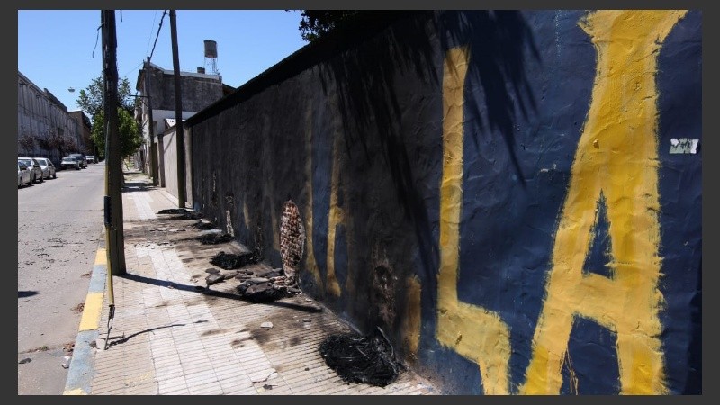 Así quedó el paredón tras la quema de cubiertas.