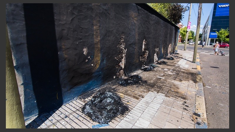 Así quedó el paredón tras la quema de cubiertas.