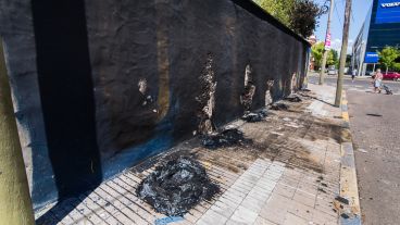 Así quedó el paredón tras la quema de cubiertas.