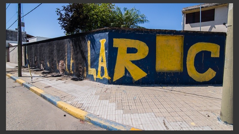 Así quedó el paredón tras la quema de cubiertas.