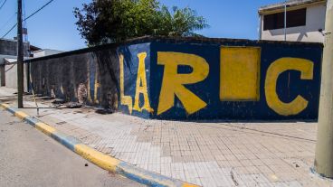 Así quedó el paredón tras la quema de cubiertas.
