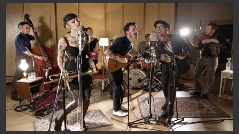 Además del ukelele, La Familia suma instrumentos acústicos: guitarra tenor, banjo, lap steel, banjulele y violín, entre otros.