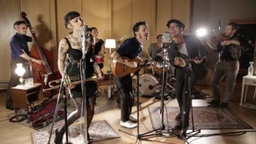 Además del ukelele, La Familia suma instrumentos acústicos: guitarra tenor, banjo, lap steel, banjulele y violín, entre otros.