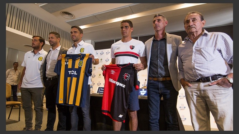 Dirigentes, glorias de dos clubes y jugadores juntos en la conferencia de este miércoles al mediodía.