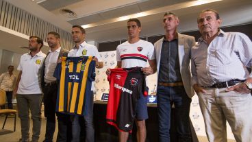 Dirigentes, glorias de dos clubes y jugadores juntos en la conferencia de este miércoles al mediodía.