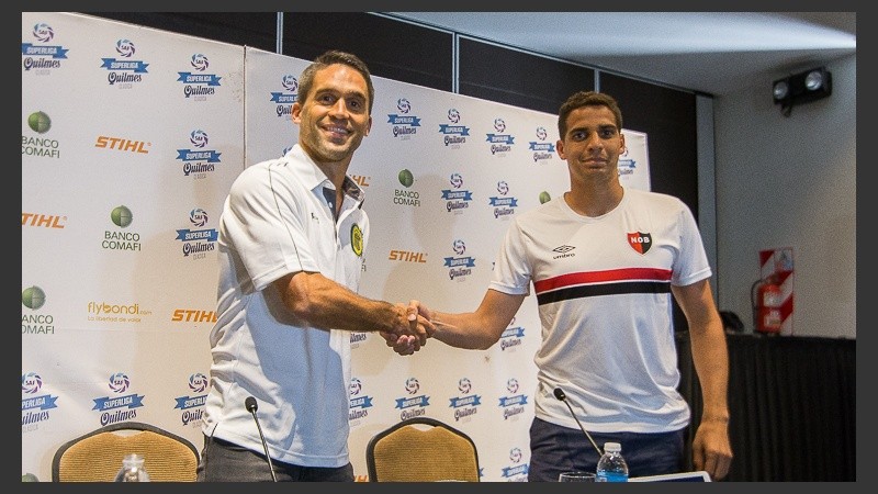 Aguerre y Caruzzo cerraron la conferencia con un frente apretón de manos.