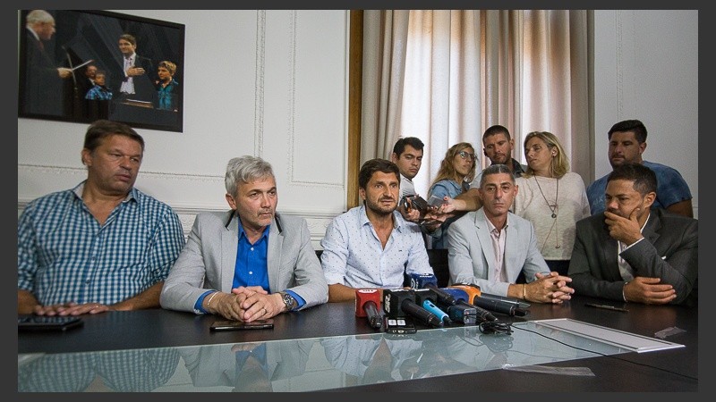 Los dirigentes y Pullaro, durante la conferencia de prensa.