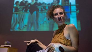 "Border" está centrada en Marisol, una bailarina que, a causa de una repentina discapacidad, debe trasladarse en silla de ruedas.