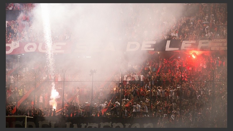 El banderazo en el Coloso, en la previa del clásico.