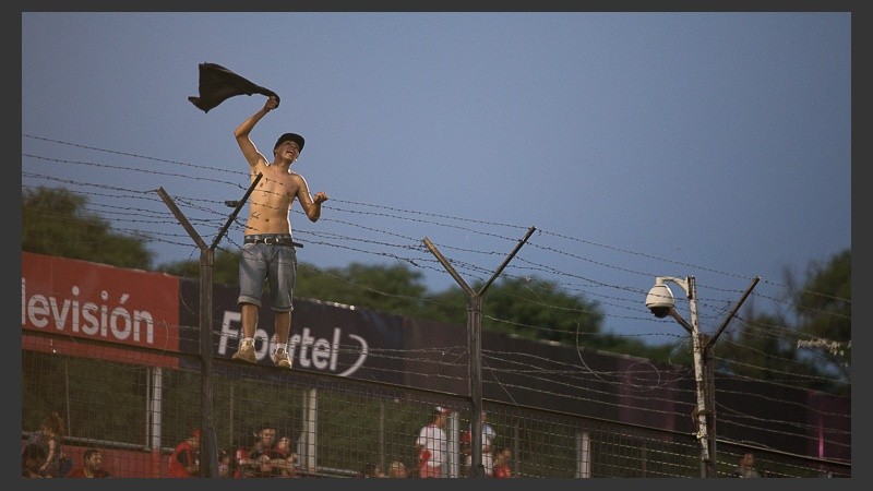 El banderazo en el Coloso, en la previa del clásico.