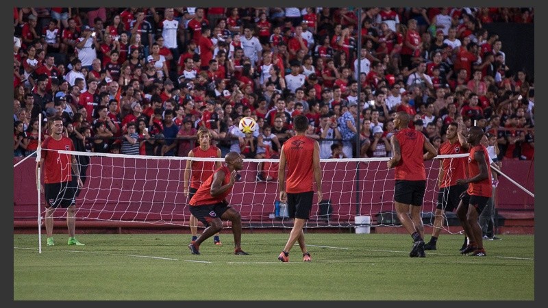 El banderazo en el Coloso, en la previa del clásico.
