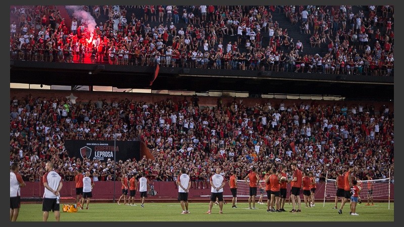 El banderazo en el Coloso, en la previa del clásico.