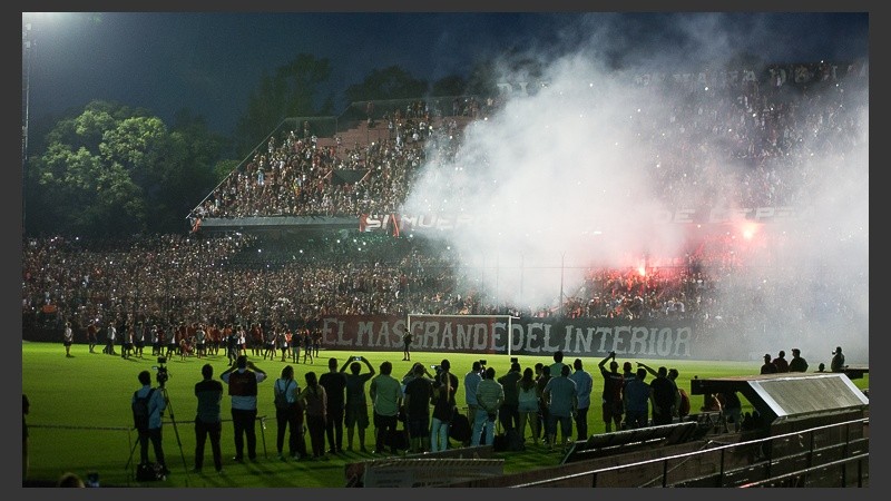El banderazo en el Coloso, en la previa del clásico.