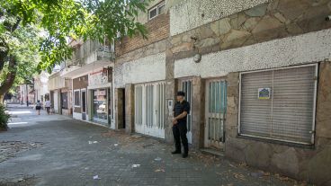 La casa baleada está custodiada por la Policía Federal.
