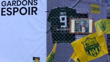 Imagen de una camiseta con el "9" de Emiliano Sala junto con otros recuerdos, en el campo del Nantes.