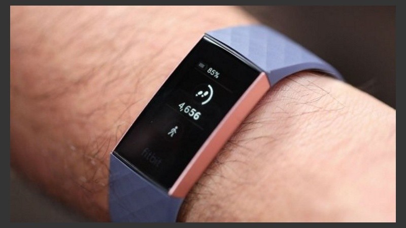 Este gadget tiene el diseño similar de pantalla y banda rectangular de su antecesor pero con toques más distinguidos.