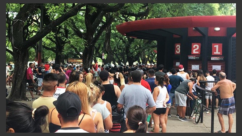 Los hinchas leprosos en las boleterías habilitadas por el club este sábado.