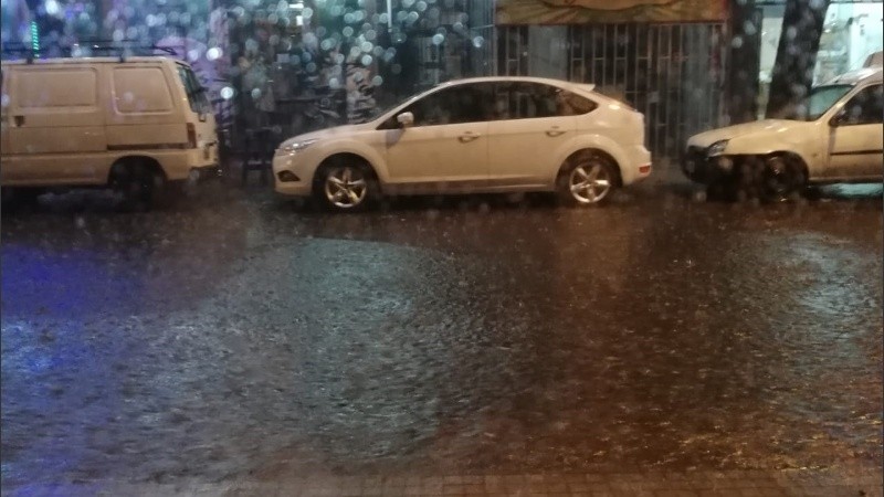 Agua de vereda a vereda, una postal que se repite los días de tormenta en Rosario.