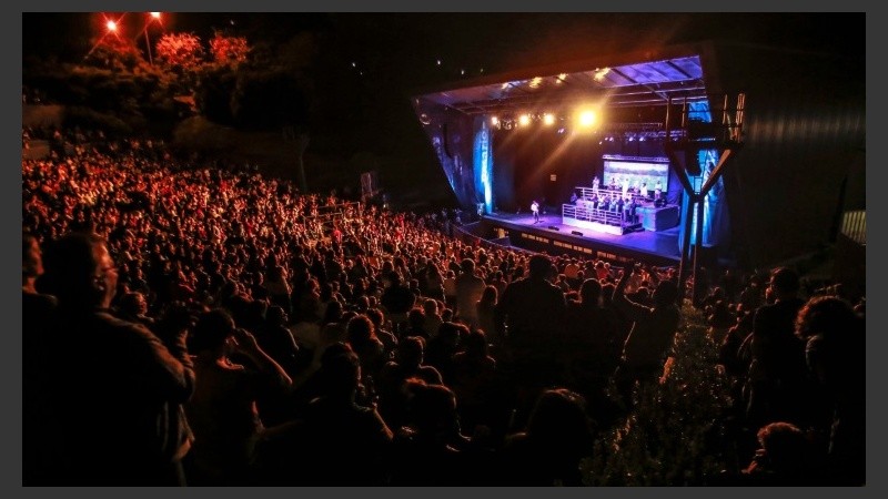 A espantar la lluvia: el escenario del Anfiteatro espera por Chancha Vía Circuito, Nación Ekeko, Lauphan y China Loop Set.