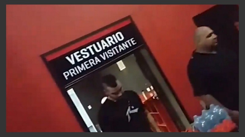 El vestuario de los visitantes, una zona problemática a horas del Clásico.