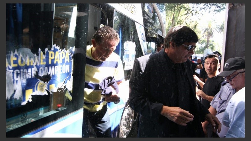 El Patón bajó del micro en medio de un intenso operativo de seguridad.