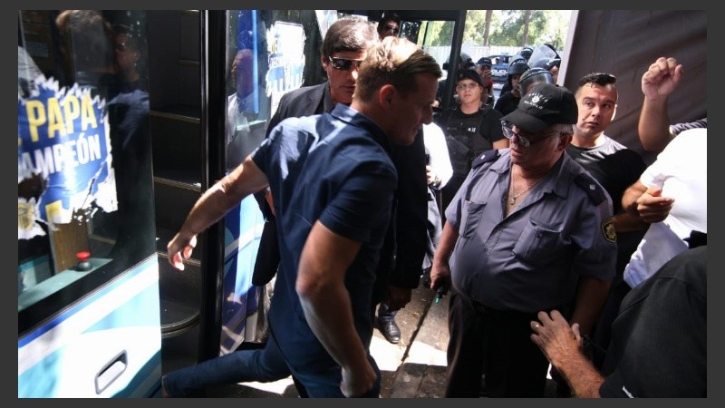 Cetto acompañó al plantel en el micro canalla.