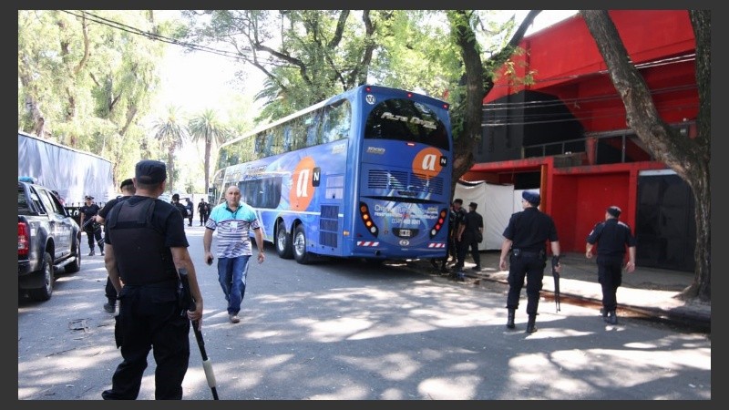 Mucha seguridad alrededor del colectivo que lleva al plantel auriazul.