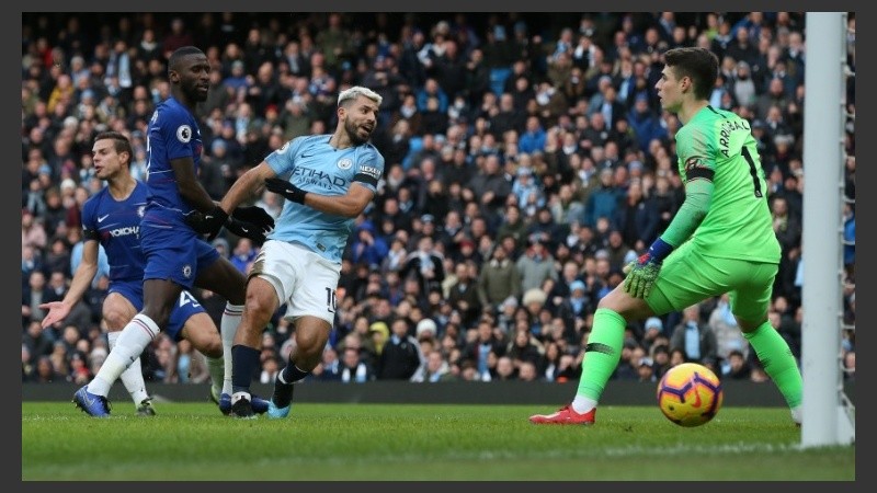 El Kun define. Hizo un golazo, otro con suerte y el tercero de penal.