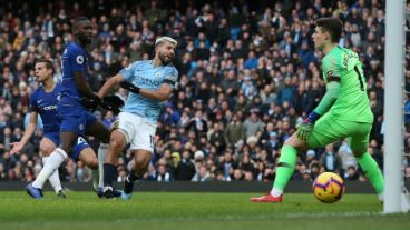El Kun define. Hizo un golazo, otro con suerte y el tercero de penal.