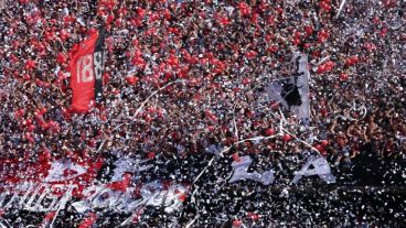 Sólo público local. Los hinchas rojinegros coparon el Coloso.