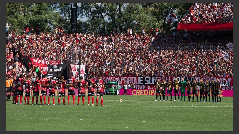 Los planteles se abrazaron durante el minuto de silencio.