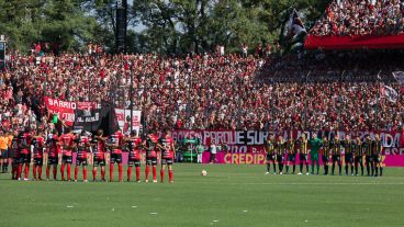 Los planteles se abrazaron durante el minuto de silencio.