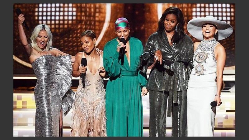 Obama, acompañada por Jennifer López, Lady Gaga, Jada Pinkett Smith y Alicia Keys.