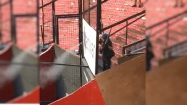 El efectivo tiró gas pimienta desde atrás de un cartel de publicidad hacia los hinchas.