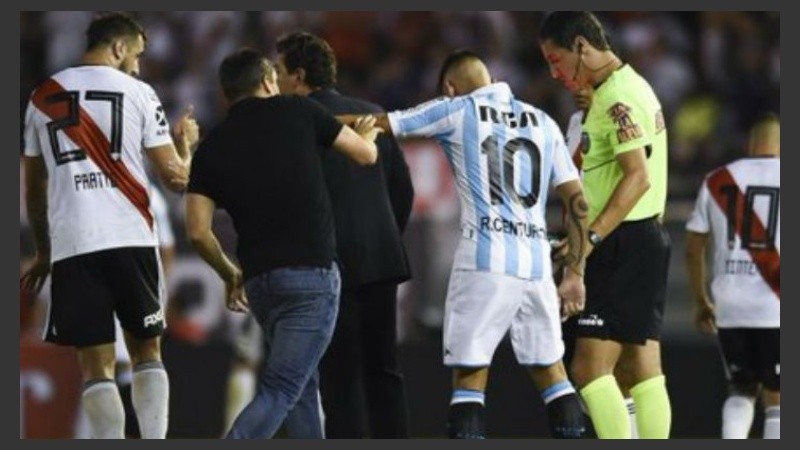 El empujón del jugador al DT fue frente a sus compañeros en pleno partido.