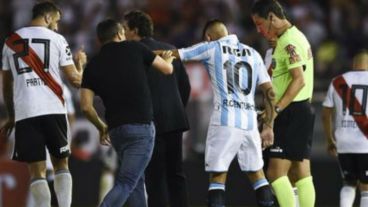 El empujón del jugador al DT fue frente a sus compañeros en pleno partido.