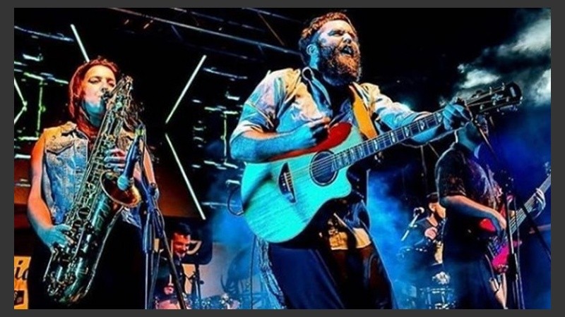 Cuatro pesos de propina cruza en sus canciones ska, reggae y música mestiza junto a la fusión de géneros