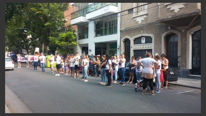 Los manifestantes frente al centro de estética.