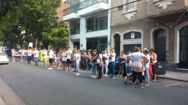 Los manifestantes frente al centro de estética.