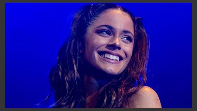 Tini se refiere a sí misma irónicamente, dándole voz a las críticas maliciosas de las que es objeto.