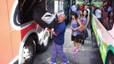La tarea de los maleteros de la Terminal bajo la lupa.