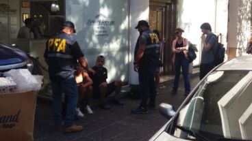 El detenido lucía una remera negra y una gorra blanca.