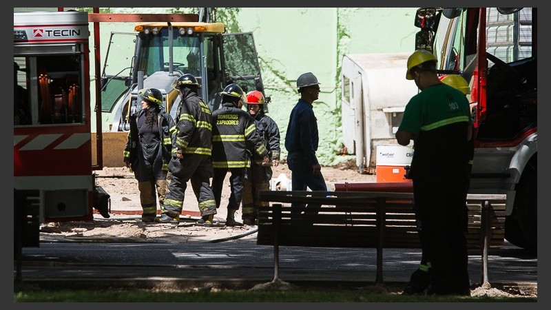 Bomberos presentes en la fuga de gas.